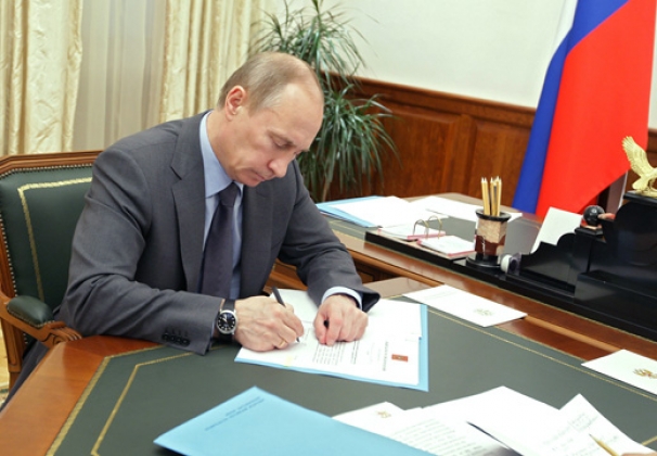 Путин подписал законы о приоритете Конституции России над международным правом