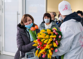 Симферопольский аэропорт встречает женщин цветами