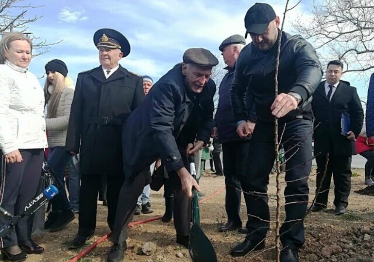 В Севастополе появилась миндальная роща им. Василия Ланового