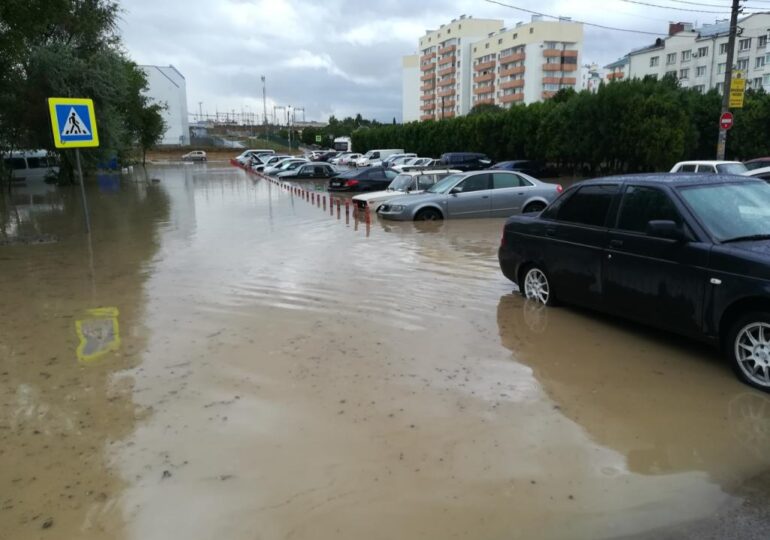 Севастополь уходит под воду... (фото)