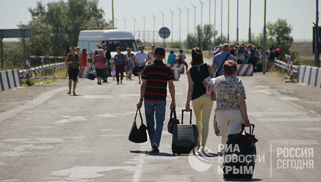 Украина закрывает пункты пропуска на границе с Крымом